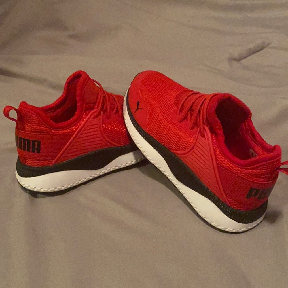Red kids pumas